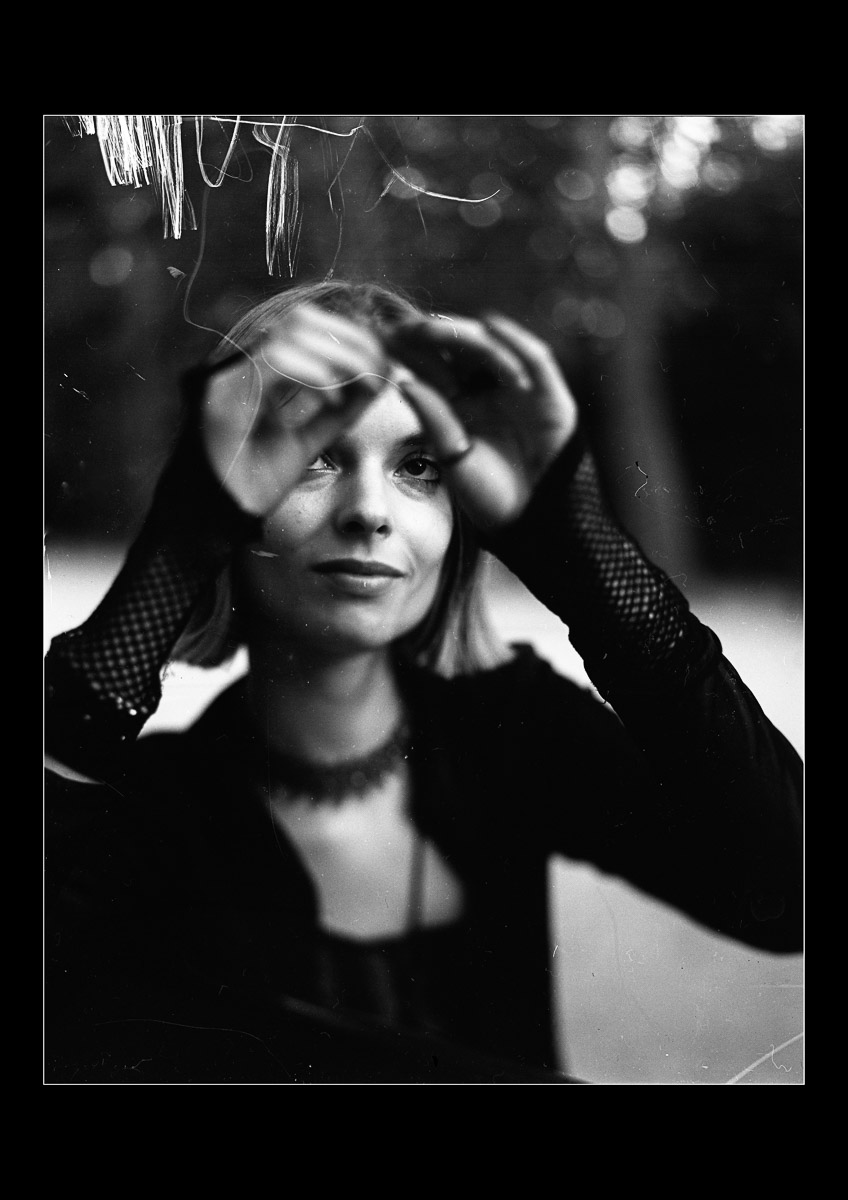 Moody black and white photo Zara avec des gants espagnols Photo Oleg Sotnik