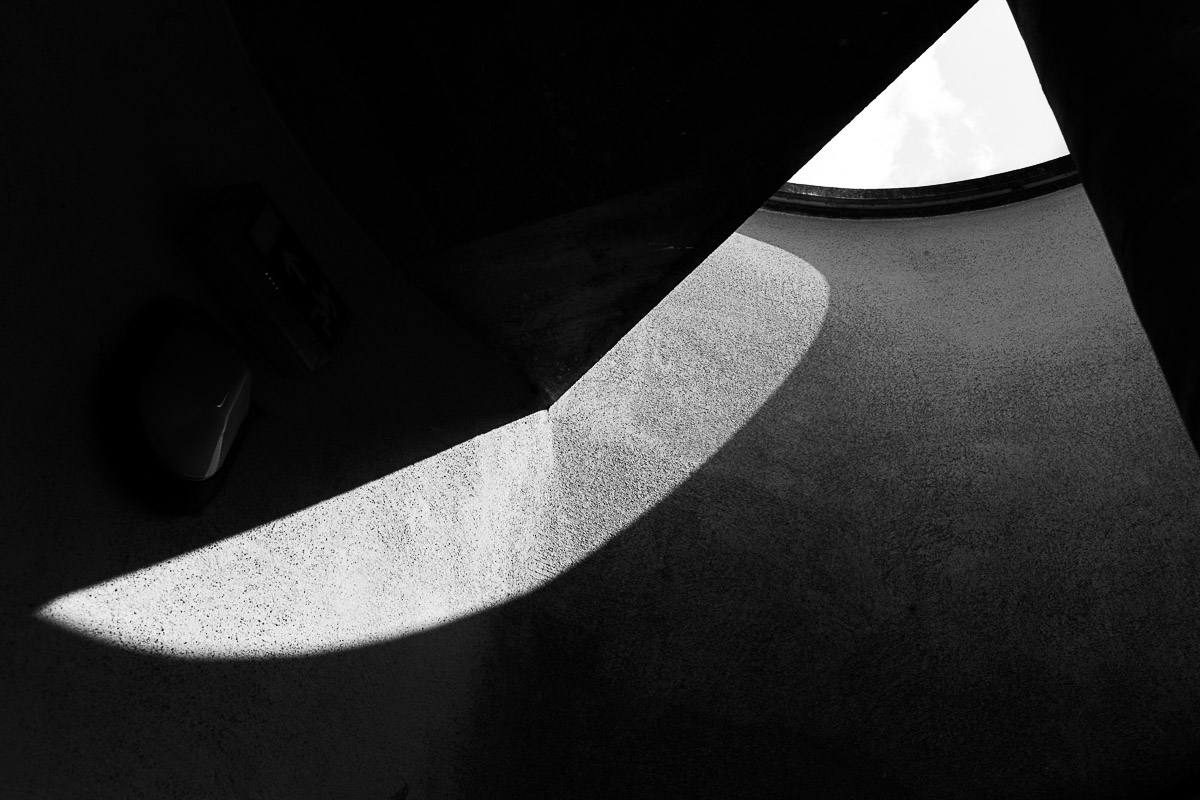 Moody black and white photo Sun in a concrete well Photo Oleg Sotnik